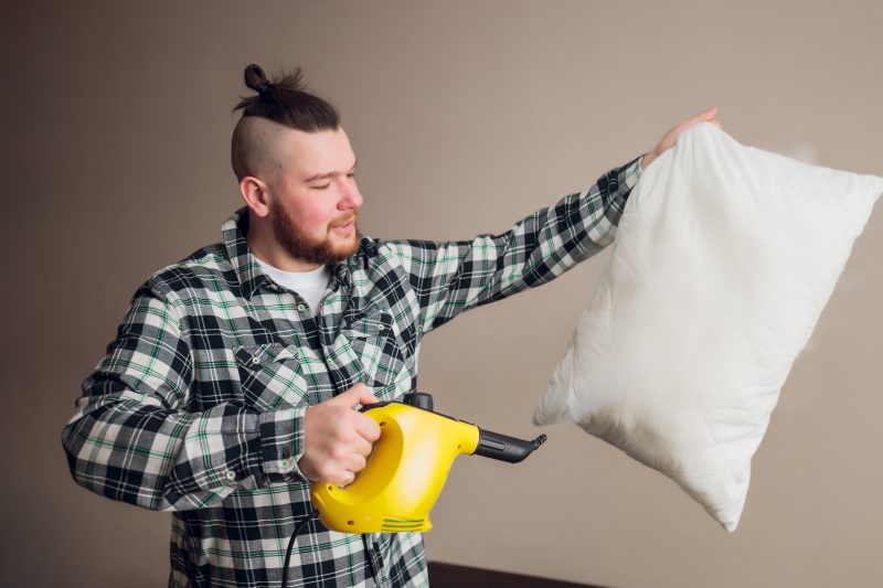 férfi párnát tisztít kézi gőztisztító