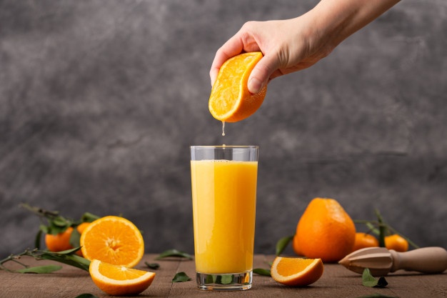 gyümölcsfacsarás kéz narancs